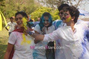 Urmila Kanitkar,Swapnil Joshi & Sushant Shelar While Playing Holi