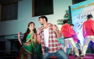 Kashmira Kulkarni and Gashmir Mahajani while performing