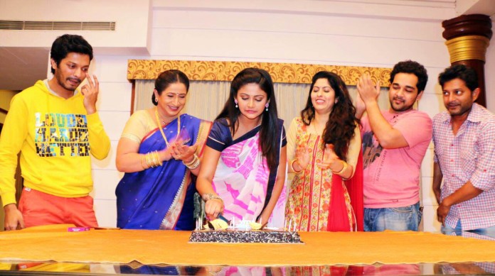 Siddhi receives a surprise from Team Devyani