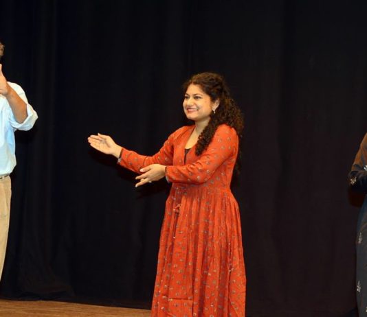 (L-R) Director Manoj Shah, writer Gita Manek and actress Manasi Joshi